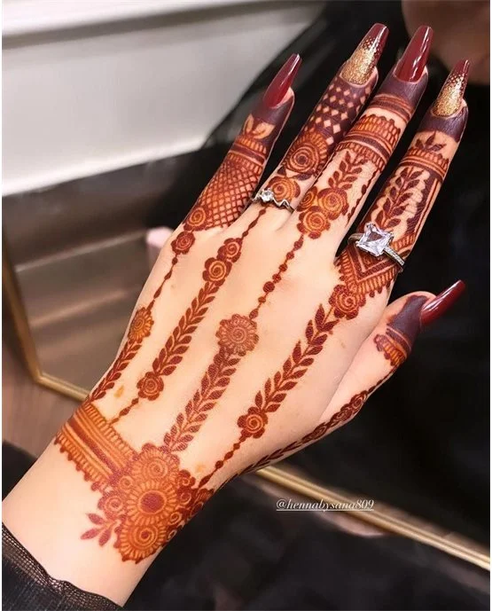 Border And Filigree Festive Back Hand Mehndi Design Spread